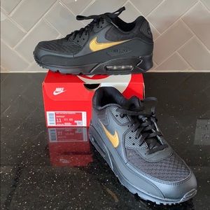 🎉SOLD 🎉Nike Air Max 90 Essential